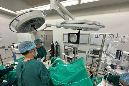 Bệnh nhân được can thiệp hỗ trợ tình trạng tắc nghẽn do sỏi.