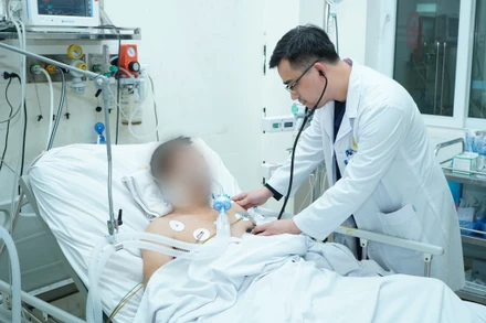 Các bác sĩ cấp cứu người bệnh thành công. 