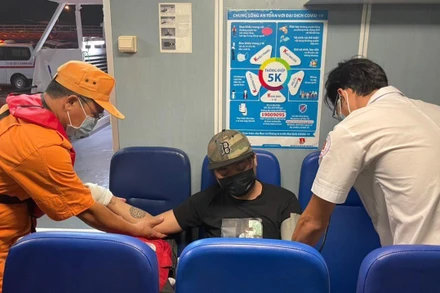 Thủy thủ Philippines được đưa về bờ an toàn.