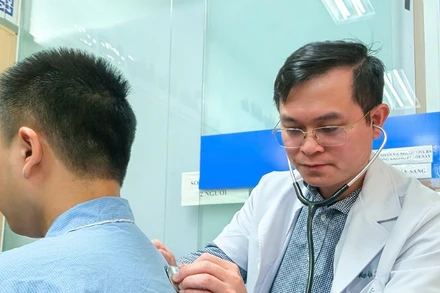 Tiến sĩ, bác sĩ Ngô Gia Khánh khám cho người bệnh.