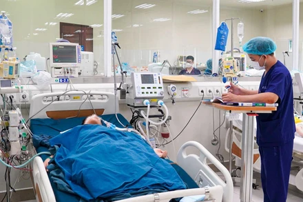 Bệnh nhi đuối nước nằm điều trị tại Bệnh viện Nhi Trung ương. 