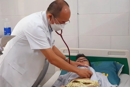 PGS, TS Đỗ Duy Cường khám cho bệnh nhân điều trị sốt xuất huyết tại trung tâm.