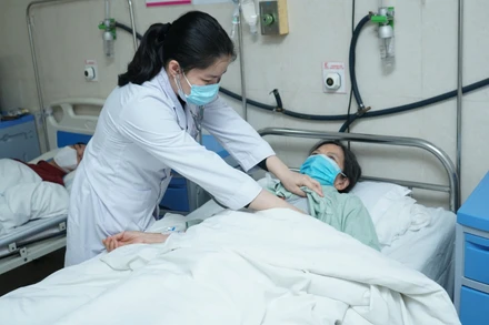 Bệnh nhân cúm nằm điều trị nội trú tại Bệnh viện E.