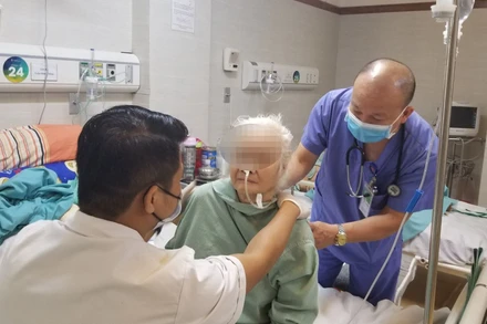 Chăm sóc người cao tuổi tại Bệnh viện Lão khoa Trung ương. 