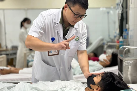 Thạc sĩ, bác sĩ Cao Đình Bằng, Khoa Phẫu thuật chi trên và y học thể thao, Bệnh viện Hữu nghị Việt Đức khám cho bệnh nhân N.K, 13 tuổi, ngày thứ 3 sau phẫu thuật.