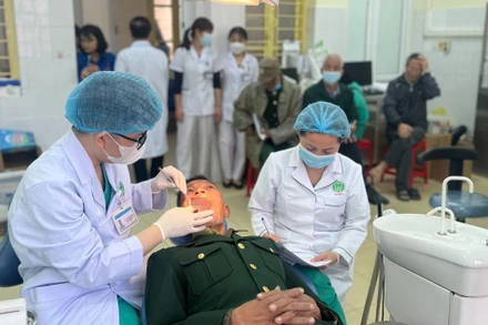 Bác sĩ khám răng, miệng cho cựu chiến binh. 