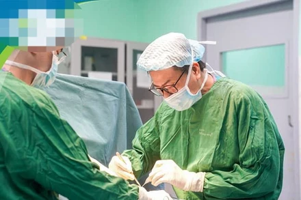 Các bác sĩ phẫu thuật nối ngón tay cho bệnh nhi. 