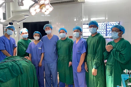 Các bác sĩ phẫu thuật thành công cho người bệnh. 