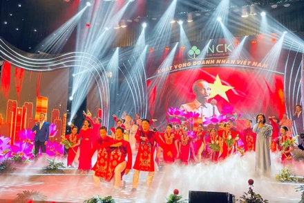 Các nghệ sĩ biểu diễn trong đêm nhạc.