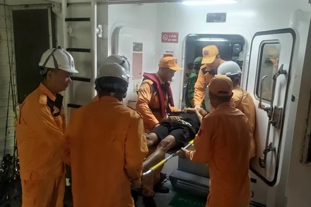 Các thuyền viên tàu SAR 273 nhanh chóng tiếp cận đưa ngư dân về bờ.