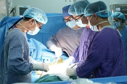 Các bác sĩ tiến hành ghép thận cho người bệnh.