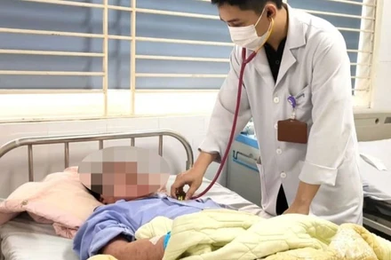 Bệnh nhân nằm điều trị tại Khoa Nội tổng hợp, Bệnh viện Bệnh Nhiệt đới Trung ương.