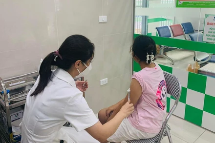 Người dân đang tiêm chủng vaccine tại Hệ thống tiêm chủng Safpo/potec.