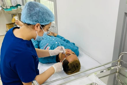 Bác sĩ xử trí vết thương cho bệnh nhân.