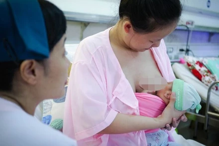 Hướng dẫn chăm sóc trẻ bằng phương pháp Kangaroo tại Bệnh viện Sản nhi Đà Nẵng. 