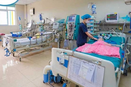 Bệnh nhi được chăm sóc tích cực tại bệnh viện.