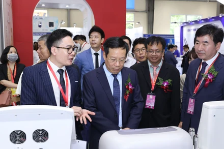 Các đại biểu tham dự triển lãm. 