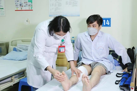 Bệnh nhân hemophilia được chăm sóc, điều trị tại Viện Huyết học-Truyền máu Trung ương.