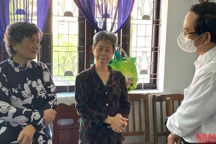 Đồng chí Nguyễn Văn Nên thăm hỏi cụ Nguyễn Thị Hoa (73 tuổi) và cụ Nguyễn Thị Bé (74 tuổi) được chăm sóc tại Trung tâm Dưỡng lão Thị Nghè.
