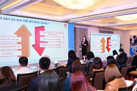 Tiến sĩ Nguyễn Thu Hà, Khoa Vi chất dinh dưỡng, Viện Dinh dưỡng quốc gia Việt Nam chia sẻ tại hội thảo.