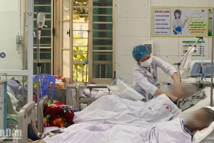 Bệnh nhân mắc các bệnh hô hấp nằm điều trị tại Bệnh viện Phổi Trung ương. 