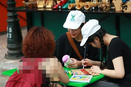 Du khách trải nghiệm tại không gian sáng tạo nghệ thuật phố đi bộ.