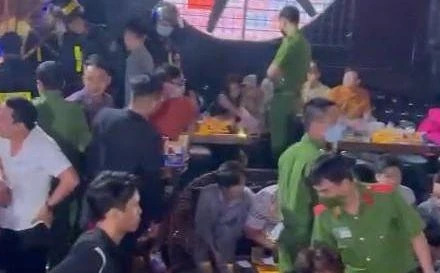 Lực lượng Công an kiểm tra bên trong quán Vip Lounge.