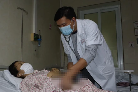 Sản phụ được chăm sóc sau sinh.