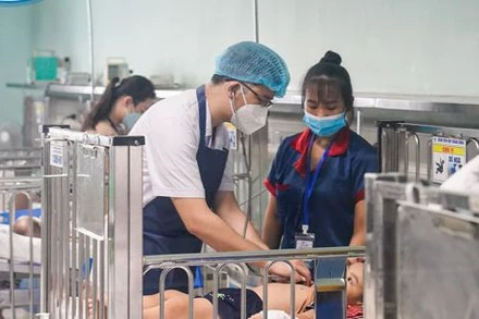 Bác sĩ thăm khám cho trẻ mắc bệnh do virus hợp bào hô hấp RSV.