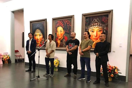 Nhóm họa sĩ Anh Em tại lễ khai mạc triển lãm.