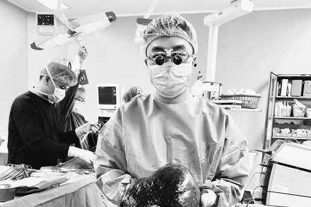 Các bác sĩ loại bỏ khối u máu gan khổng lồ to 30cm cho bệnh nhân.