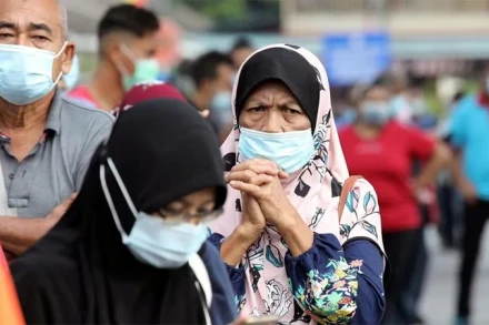 Người dân xếp hàng để làm xét nghiệm Covid-19 tại Klang, Malaysia, ngày 2/12/2020. (Ảnh: Reuters)
