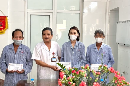 Tiến sĩ, bác sĩ cao cấp Đinh Văn Lượng, Giám đốc Bệnh viện Phổi Trung ương tặng quà cho thương binh, bệnh binh, người nhà người bệnh có hoàn cảnh khó khăn.