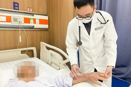 Bác sĩ điều trị cho bệnh nhân tiểu đường bị côn trùng đốt. 