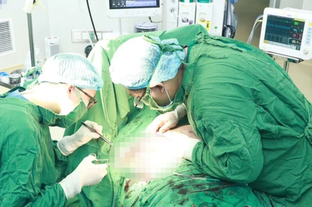 Các bác sĩ phẫu thuật loại bỏ khối u vú cho bệnh nhân. 