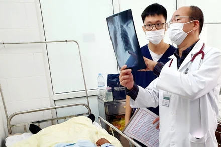 PGS, TS Đỗ Duy Cường, Giám đốc Trung tâm Bệnh nhiệt đới, Bệnh viện Bạch Mai thăm khám cho bệnh nhân.