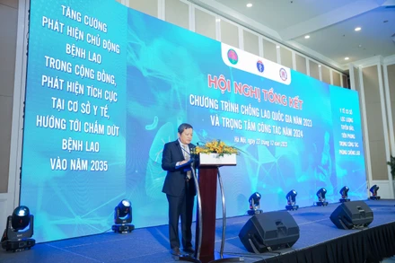 Tiến sĩ, bác sĩ cao cấp Đinh Văn Lượng, Giám đốc Bệnh viện Phổi Trung ương.