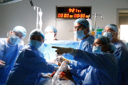 Kíp phẫu thuật can thiệp cho bào thai.