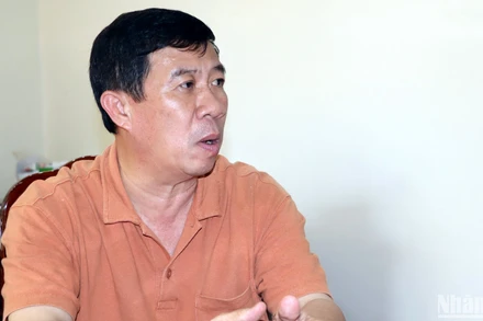 Đồng chí Lê Thành Mỹ trả lời phóng viên Báo Nhân Dân.