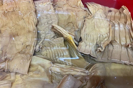 Măng khô nên ngâm qua đêm để loại bỏ độc tố. 