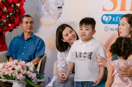 Gia đình chị Năm hạnh phúc khi cậu con trai thứ 3 chào đời khỏe mạnh.