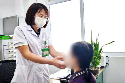 Bác sĩ khám cho bệnh nhân. 