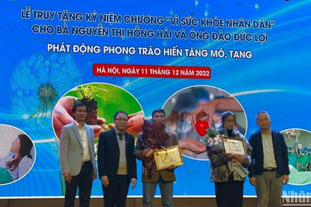 Gia đình 2 trường hợp hiến tặng mô, tạng nhận Kỷ niệm chương.