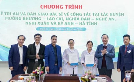Bàn giao bác sĩ cho các cơ sở y tế tuyến huyện.