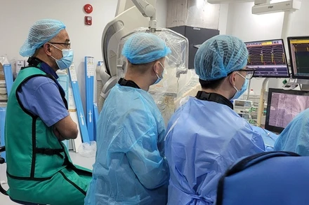 Khoa Nội tim mạch phối hợp với chuyên gia nước ngoài tổ chức workshop điều trị rối loạn nhịp khó bằng hệ thống 3D.