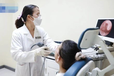 Bác sĩ nội soi tai mũi họng cho bệnh nhi.