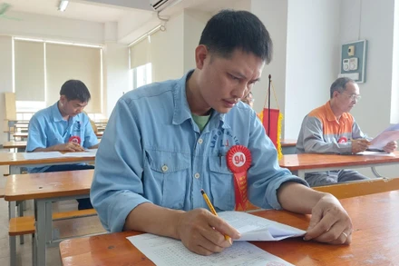 Các thí sinh bước vào phần thi lý thuyết.