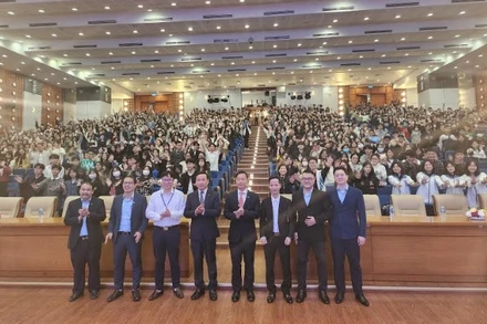 Đông đảo học sinh tham gia chương trình.