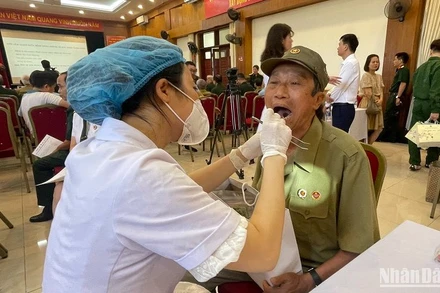 Bác sĩ khám cho thương binh Trần Cao Đại, tư vấn điều trị các bệnh lý răng miệng.