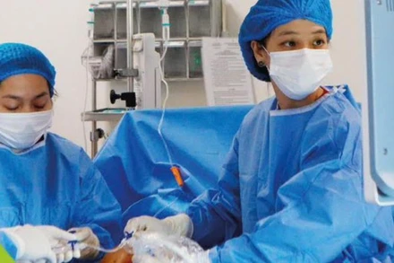 Tiến sĩ, bác sĩ Phan Thị Huyền Thương cùng các bác sĩ Trung tâm Can thiệp bào thai đã nhanh chóng phẫu thuật laser quang đông với hy vọng cứu được thai. 